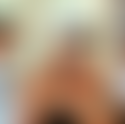 Mulher sobrando confetes no carnaval 