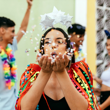 Mulher sobrando confetes no carnaval 