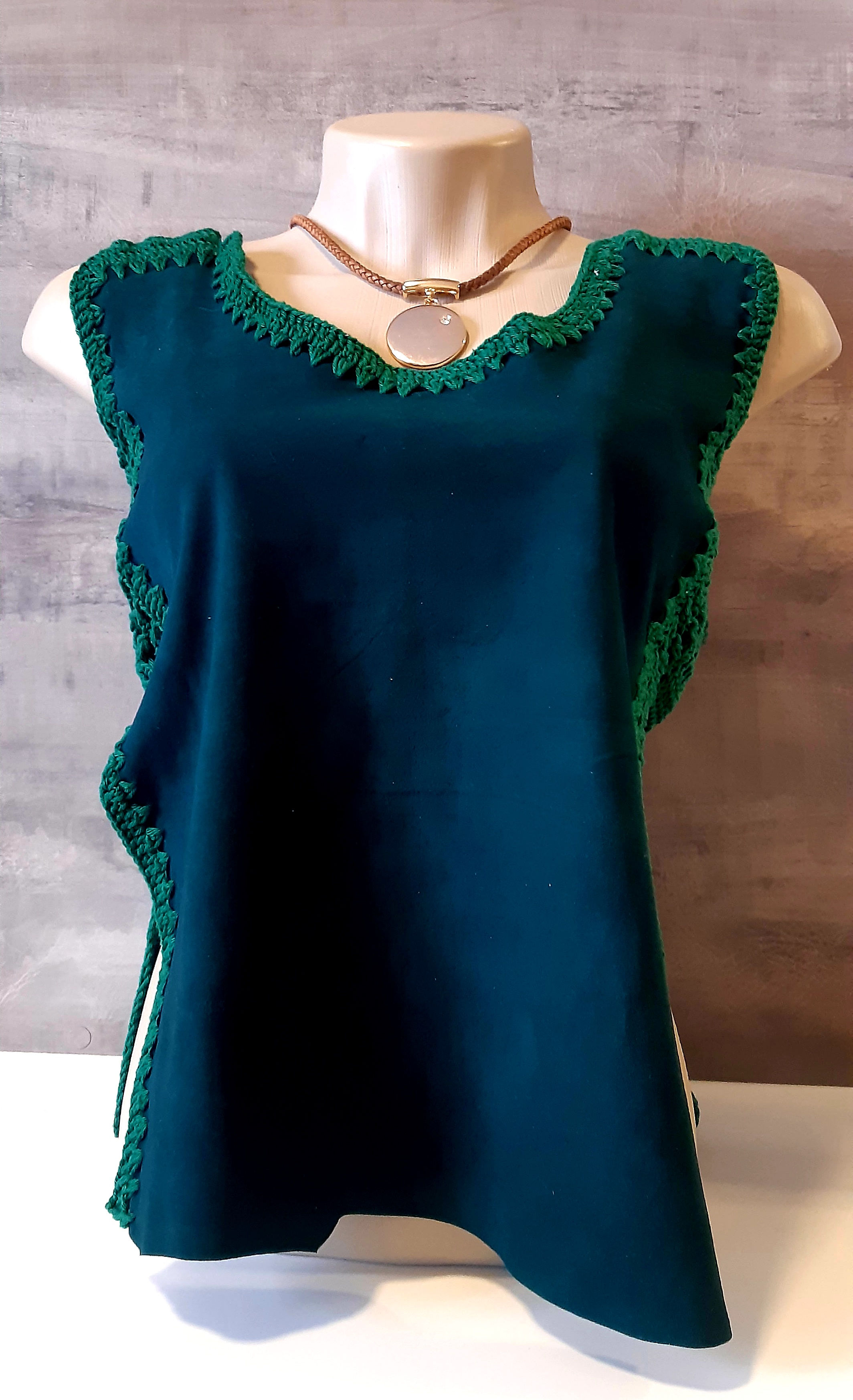 Blusa crochê verde couro camurça de cabra