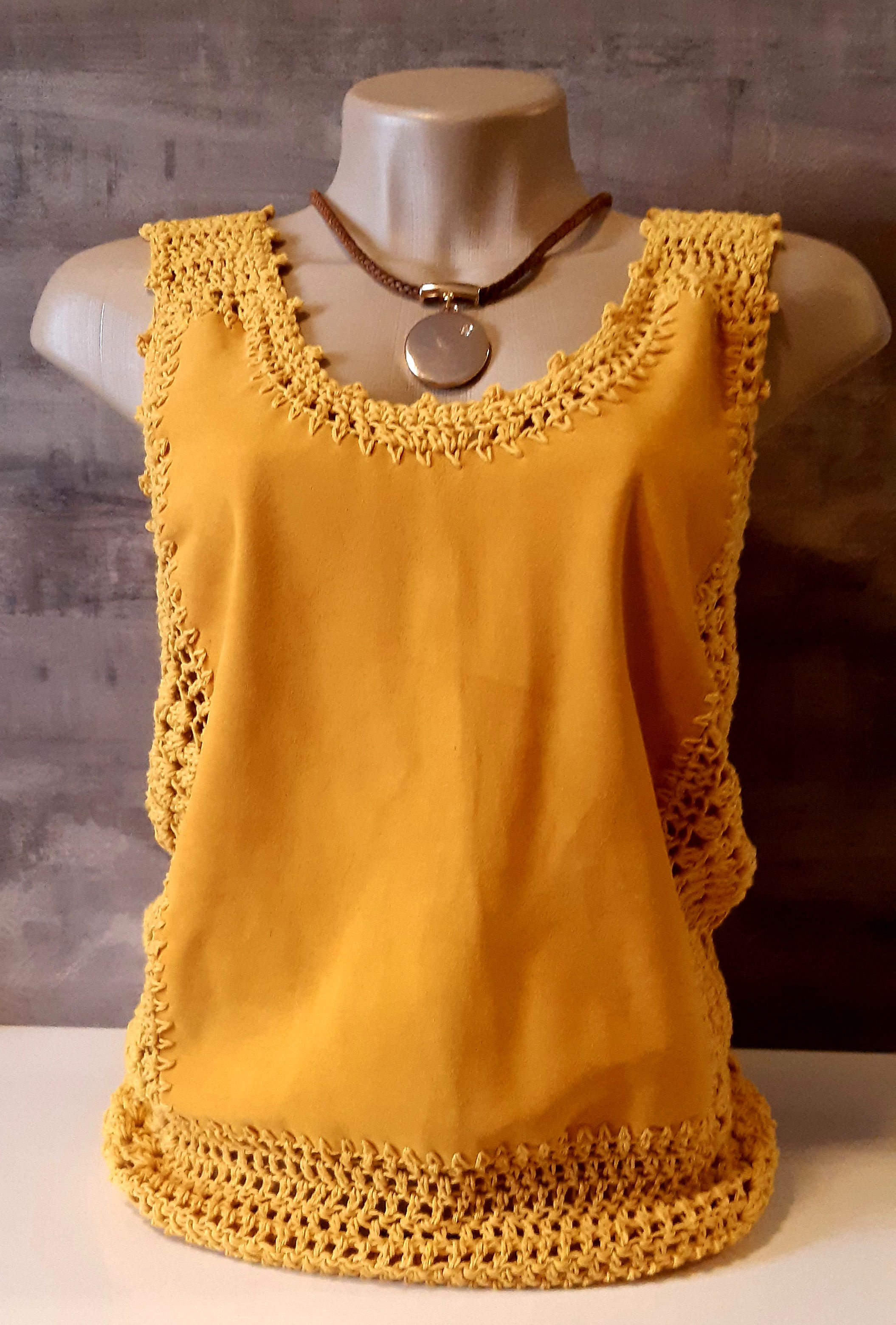 Blusa crochê amarelo mostarda couro camurça de cabra