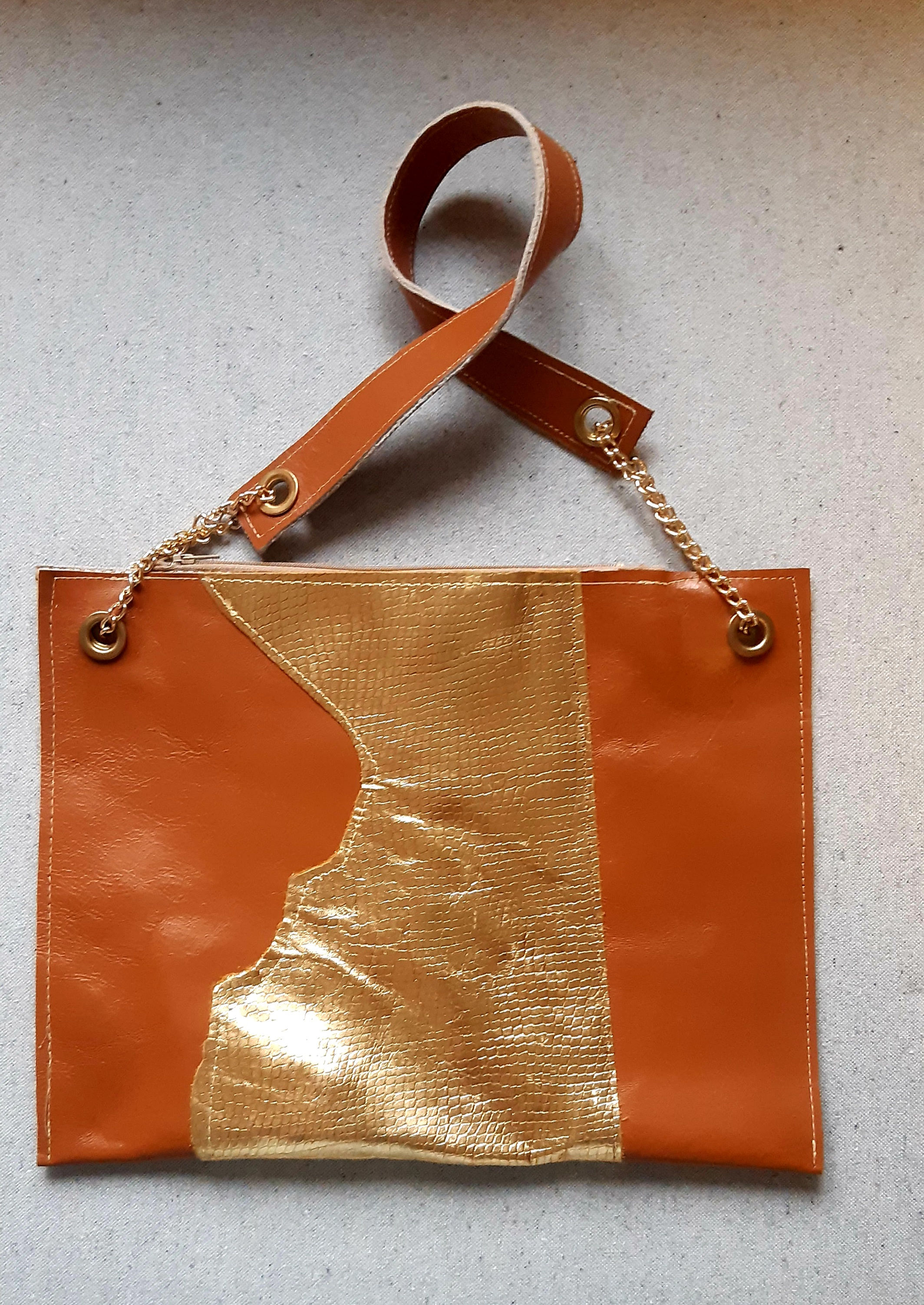 Bolsa caramelo e dourada
