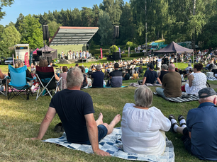 Sommarkväll fyllde Kumla stadspark med musik och glädje