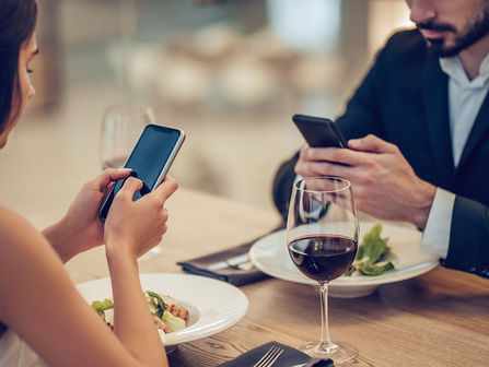 Celulares: enemigo de las relaciones de parejas