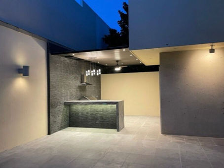 Instalación de Pérgola de acero con deck sintético y policarbonato celular con iluminación.
