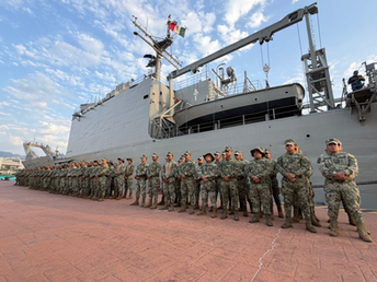 Arriba buque con personal de Infantería de Marina para reforzar la seguridad, en Puerto Vallarta, Jalisco