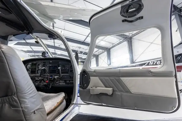 N3029H Cockpit 2/4