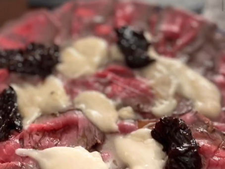 ROAST-BEEF CON CREMA AL PECORINO DI FOSSA E SALSA ALLE PRUGNE