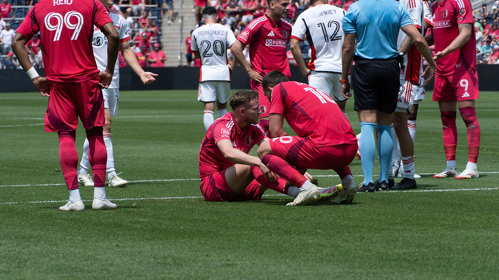 Cedric Teuchert goes down with injury