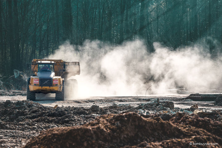 Dumper aan het werk op een werf in Anderlecht tijdens grond- en infrastructuurwerken.