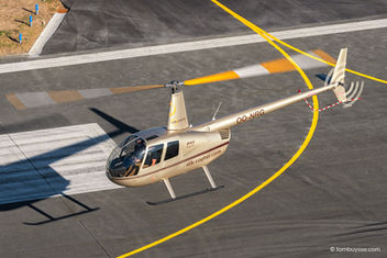 Robinson R44 van STB-Copter tijdens het opstijgen van de landingsbaan bij een air-to-air fotoshoot.