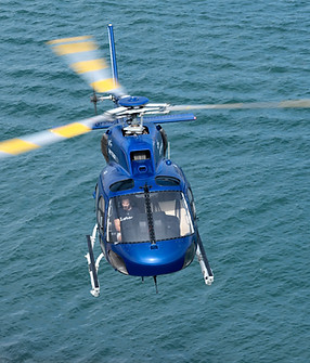 air to air foto van een Airbus H125 in Barcelona