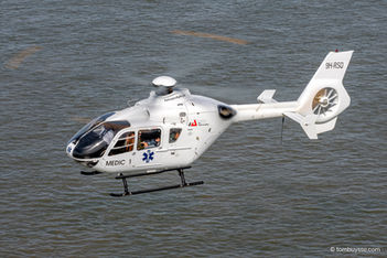 Airbus H135 traumahelikopter van HeliVentures in vlucht boven de Noordzee tijdens air-to-air fotografie.