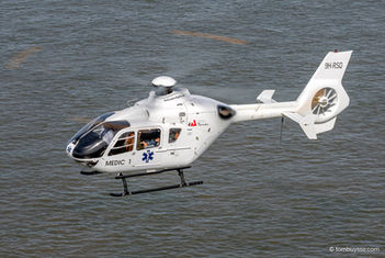 Airbus H135 traumahelikopter van HeliVentures in vlucht boven de Noordzee tijdens air-to-air fotografie.