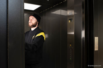 Technieker werkt aan de bedieningsknoppen van een nieuwe liftinstallatie.