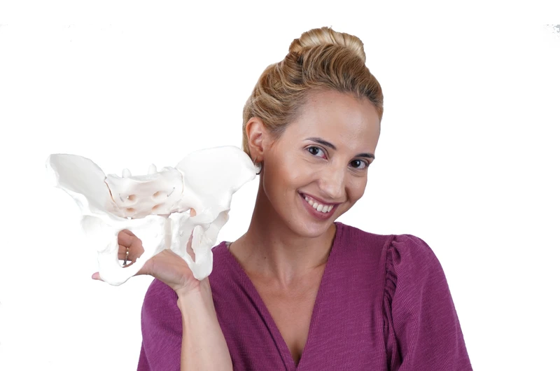 אישה מדריכה קורס הכנה להנקה