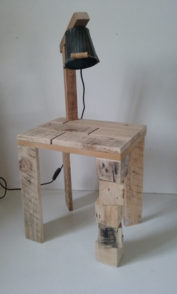 Table de chevet et lampe