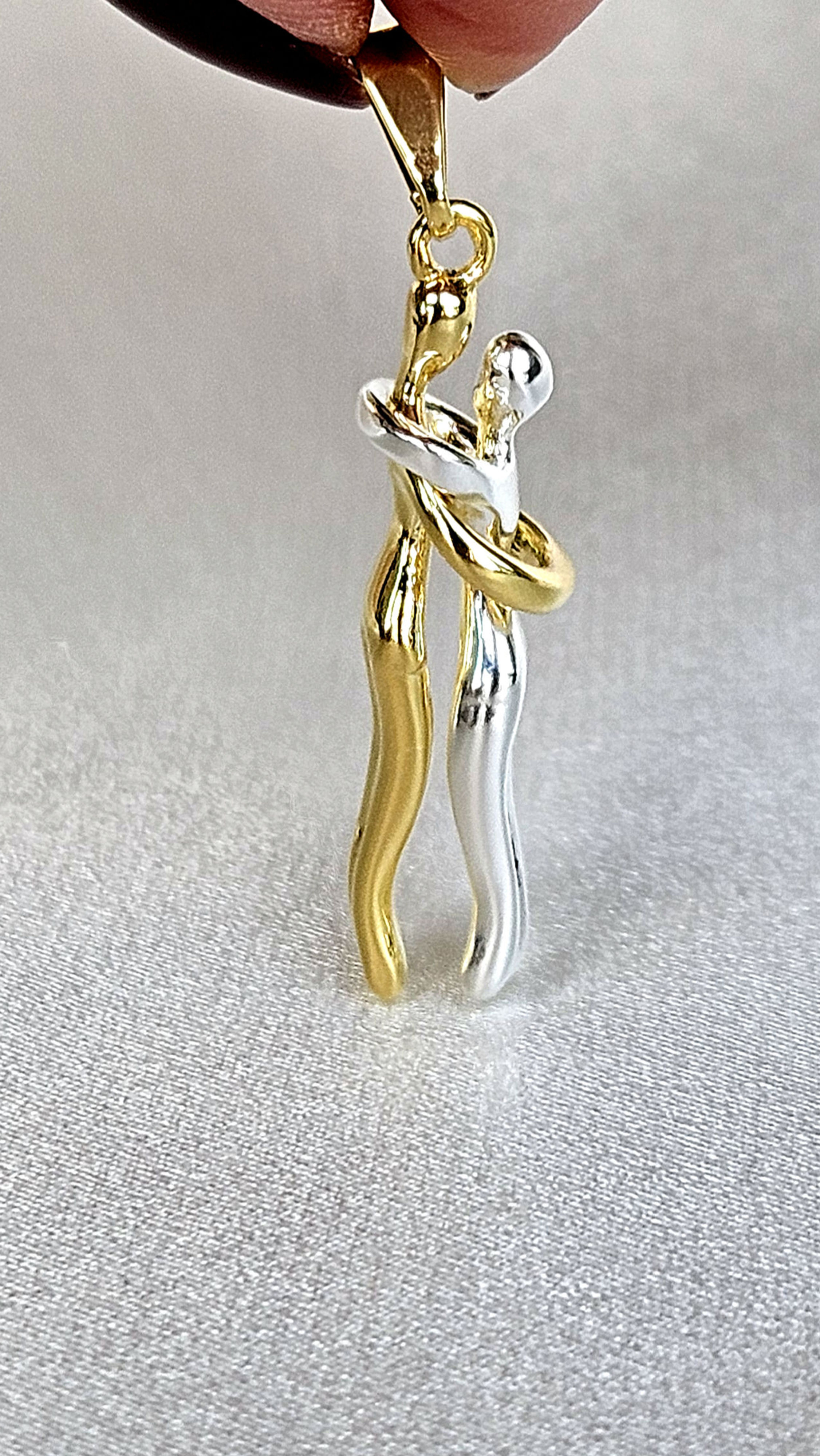 Colar com Pingente Abraço