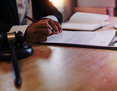 Documento sendo assinado, representando direitos do paciente, deveres do médico e consentimento informado