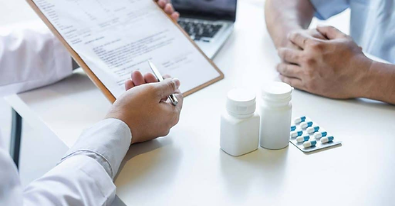 Uma pessoa explicando sobre medicamentos para outra