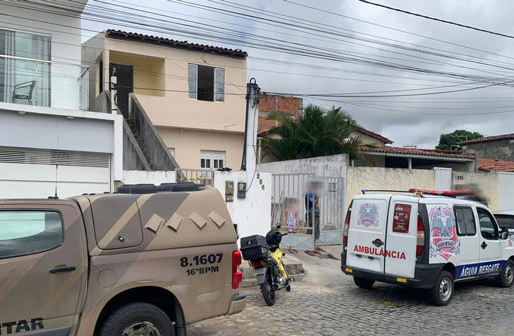 Mulher é encontrada morta com sinais de espancamento dentro de casa em Conceição do Coité; companheiro é suspeito