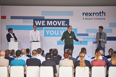 Moderator begleitet Panel-Gespräch – Fokus auf Verbindung und echte Begegnung