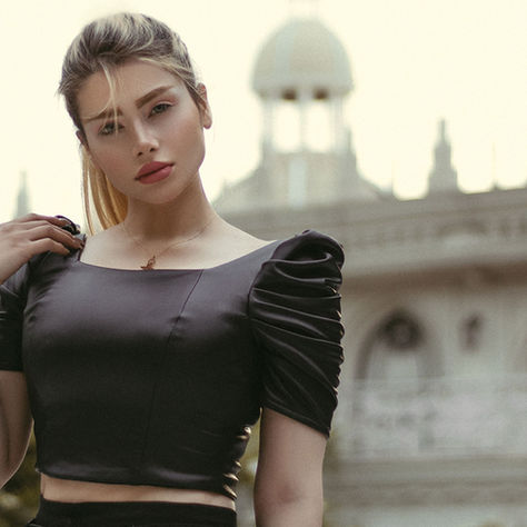 Wide-Shoulder Tops: The Return of Bold Elegance