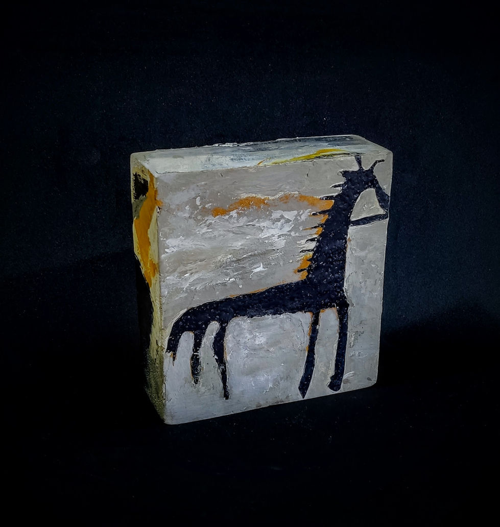 6 - Bloque de madera, collage, técnica mixta. Altura 14 cm. Ancho 12,3 cm.