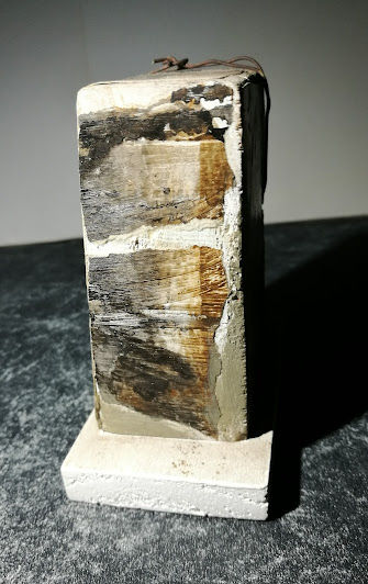 1 - Bloque de madera, collage, alambre, técnica mixta, altura 10,5 cm., ancho 6,5 cm.