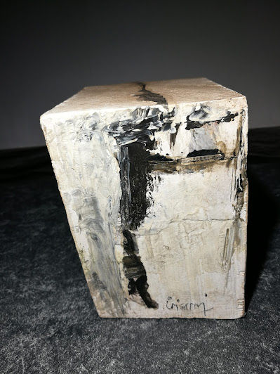 2 - Bloque de madera, collage, técnica mixta, altura 12,5 cm, ancho 12 cm.