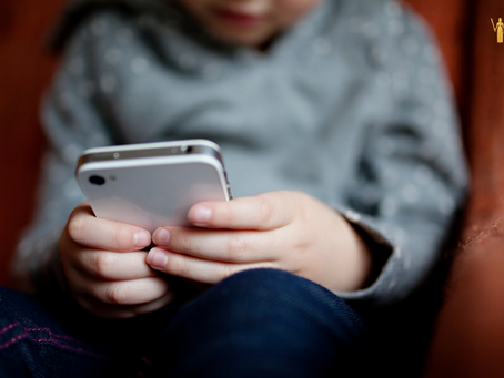 O projeto que pode obrigar pais a supervisionarem uso da internet por crianças e adolescentes