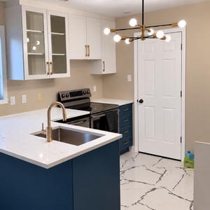 Cuisine moderne sur mesure en MDF avec îlot bleu et armoires blanches.