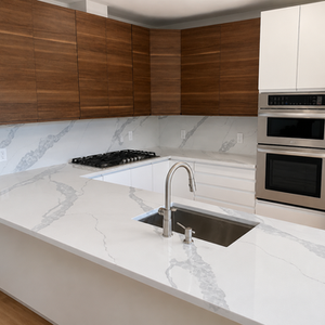 Cuisine sur mesure moderne à Laval avec comptoir en quartz, armoires en bois et électroménagers encastrés.
