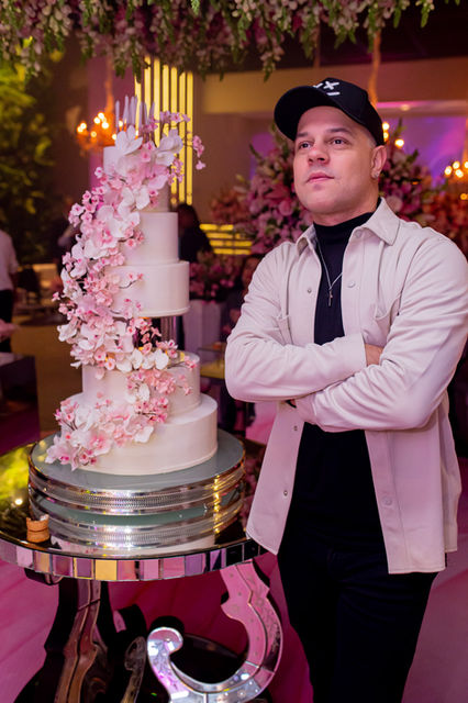 DJ Edd Barros animando uma festa de 15 Anos com músicas animadas e sonorização e iluminação vibrante.