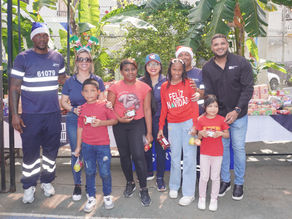 Voluntarios celebran la Navidad con niños y adultos mayores