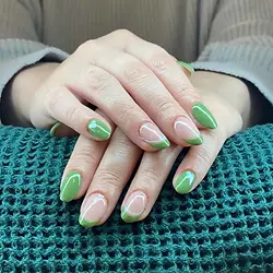 Photo d'ongles avec du nail art à base de vernis vert et transparent