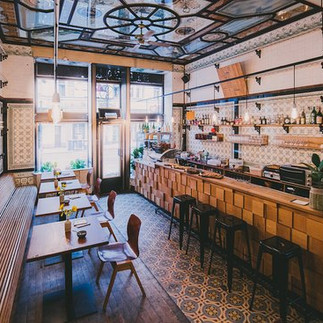 Gemütlicher Gastraum und Bar im Dankbar Leipzig mit liebevoll restauriertem Interieur und historischem Charme.