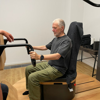 Teilnehmer testet das computergestützte Krafttraining bei AURUM Leipzig und erlebt, wie Muskelkraft und Fitnessalter gemessen werden.