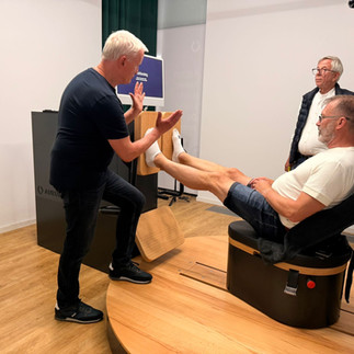 Teilnehmer testet das computergestützte Krafttraining bei AURUM Leipzig unter fachkundiger Anleitung.