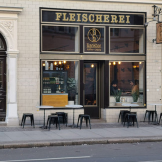 Außenansicht des Dankbar Leipzig in der ehemaligen Fleischerei – ein besonderer Ort für Genuss und Begegnungen.