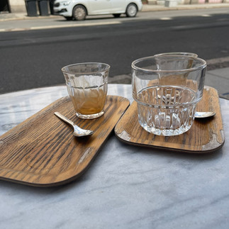Tisch mit esspressogläsern und kleinem Wasserglas