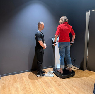 Teilnehmerin bei der Körperanalyse im AURUM Leipzig Studio – Grundlage zur Ermittlung von Fitnessalter und Trainingsstand