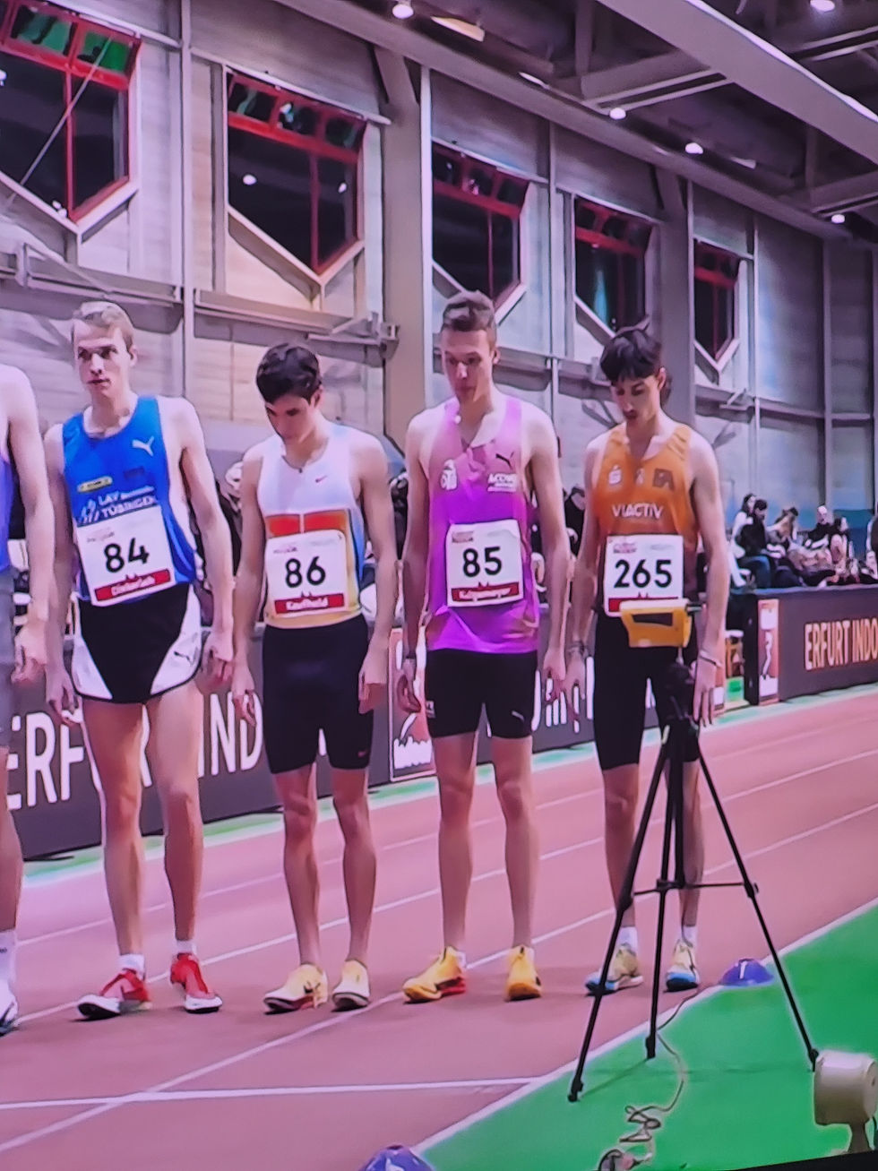 Jonas Kulgemeyer (zweiter von rechts) vor dem Start im Hauptprogramm beim Erfurt Indoor im A-Lauf der 1500m
