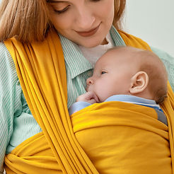 Trageberatung Frau trägt Baby im Tragetuch