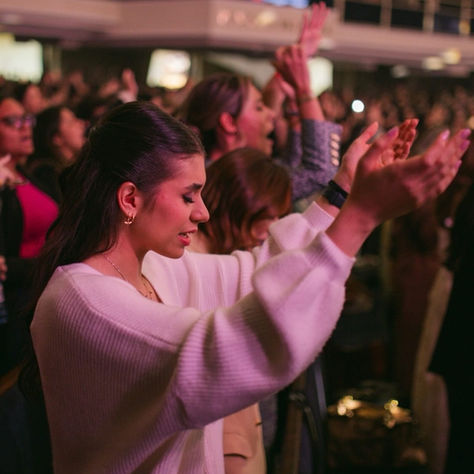 Oramos, cremos e vencemos! Junte-se à Oração Ellas! ✨