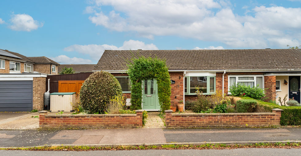 FOR SALE: A well-maintained 2-bedroom bungalow, situated in the charming village of Fenstanton. LITTLE MOORE. Fenstanton, Hungtindon.