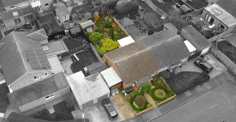 FOR SALE: A well-maintained 2-bedroom bungalow, situated in the charming village of Fenstanton. LITTLE MOORE. Fenstanton, Hungtindon.