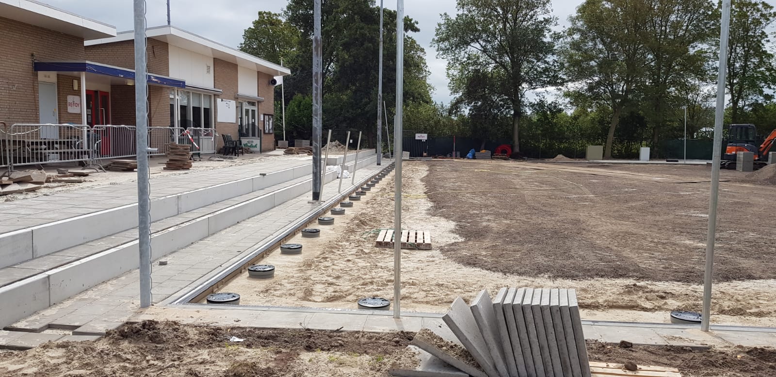 052 De bestrating wordt gelegd
