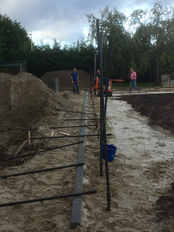 De eerste delen zitten in de grond en worden twee keer verlengd. Uiteindelijk gaan ze tot 6 meter de