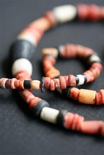 collar con chaquiras de Spondylus