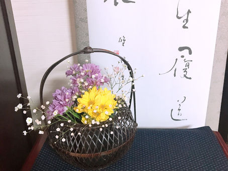 花を添えて来られた方をお迎えいたします。
